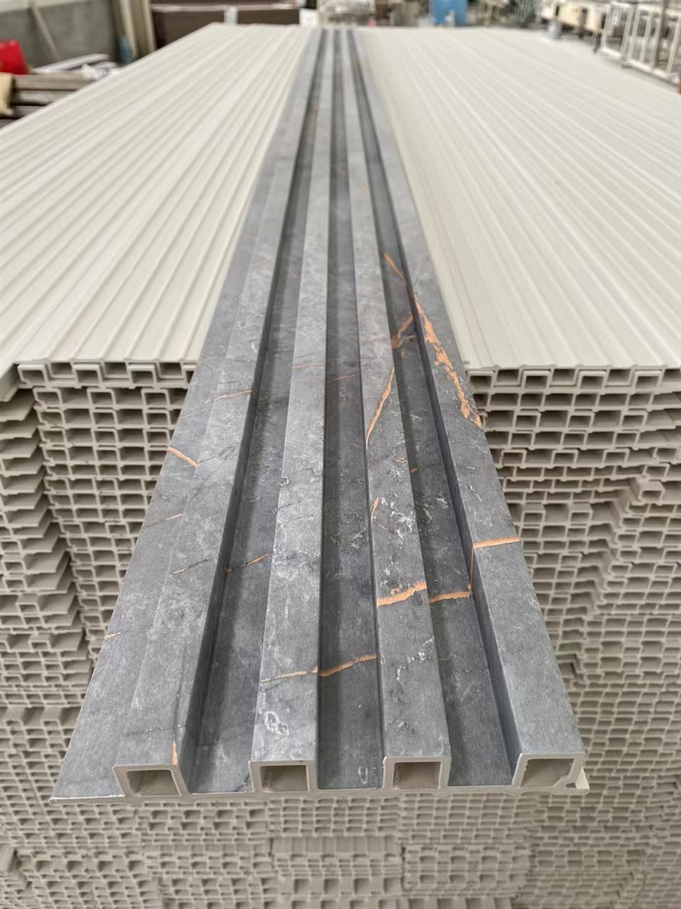 Egyszínű dekoráció Használjon WPC fali panelt házhoz